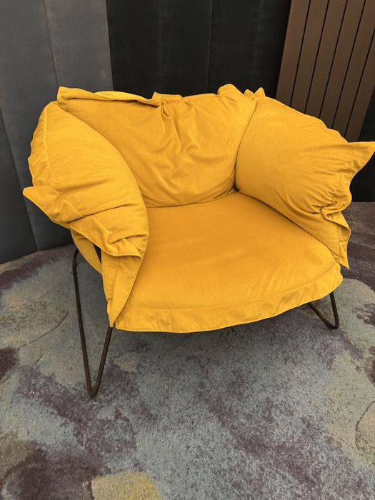 Żółty designerski fotel