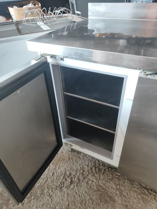 Холодильный стол из нержавейки. Витрины. Лари