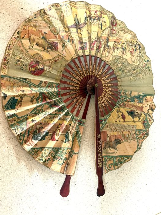 Antigo leque circular espanhol com cenas de touradas Sec XIX / XX