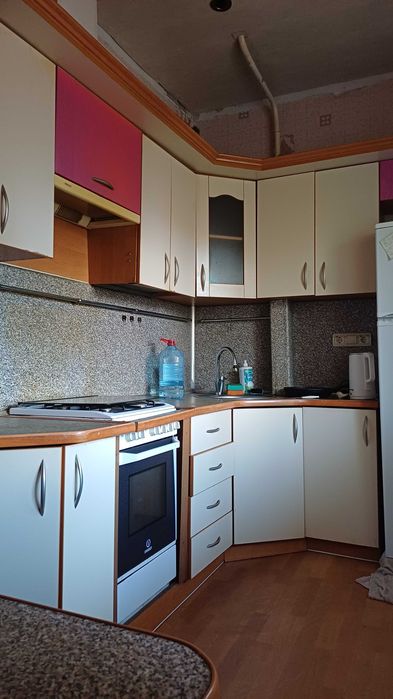 Здам кімнату (приміщення) з кухнею в довгострокову аренду