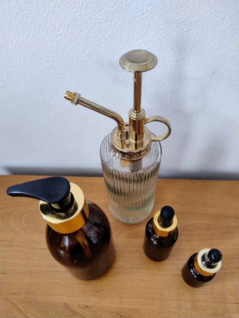 Buteleczki ze złotymi elementami Home staging łazienkowy Do łazienki