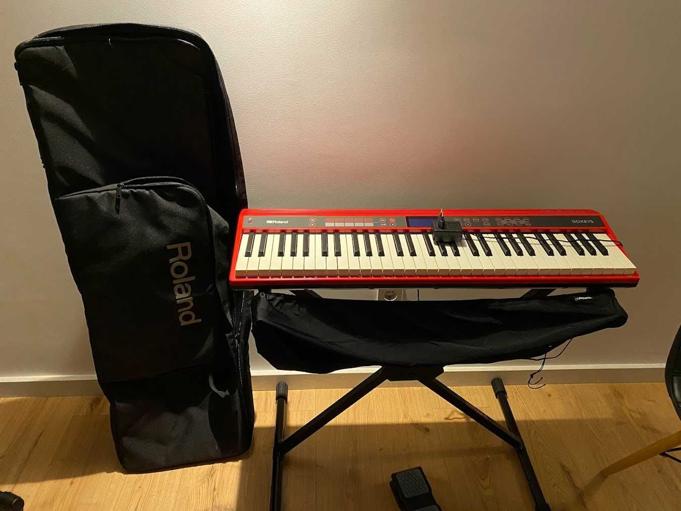 Teclado Roland GO: KEYS + Pedal + Soft case Roland + Suporte em X