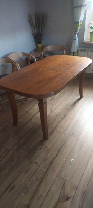 Stół i krzesła do jadalni,