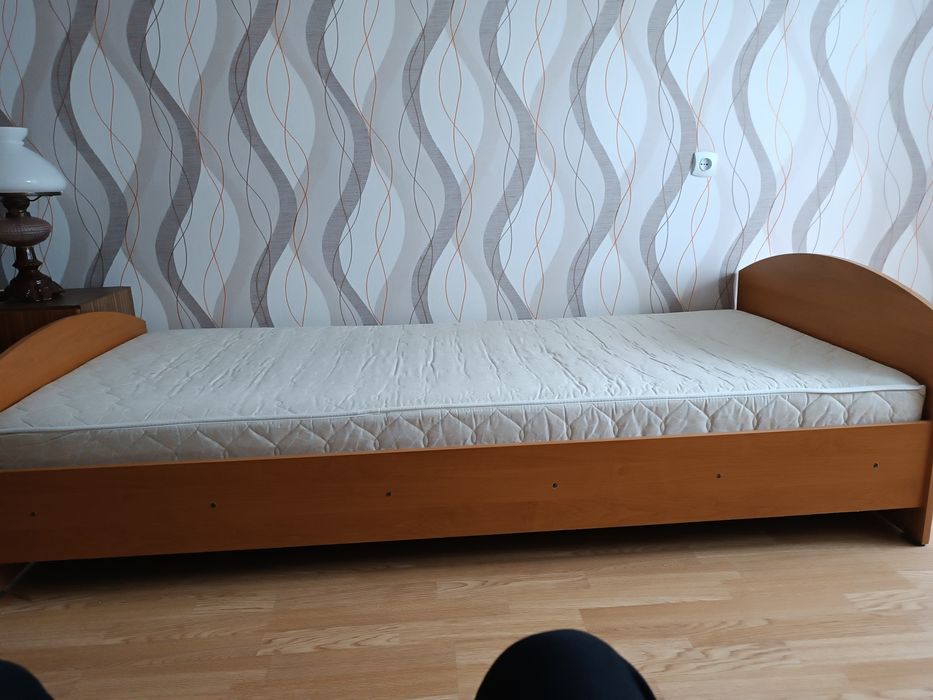 Sprzedam łóżko. Wymiary 205 cm x 95 cm. Wys. 41 cm.