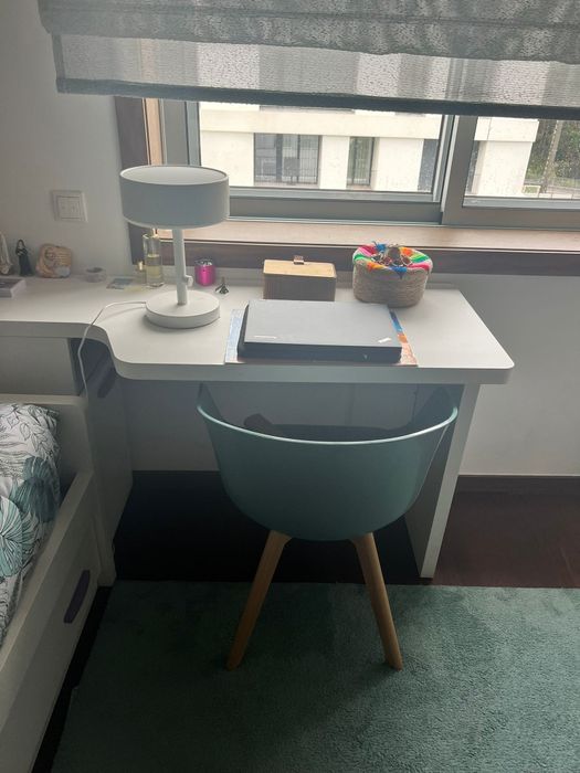 Cama solteiro e secretária parede