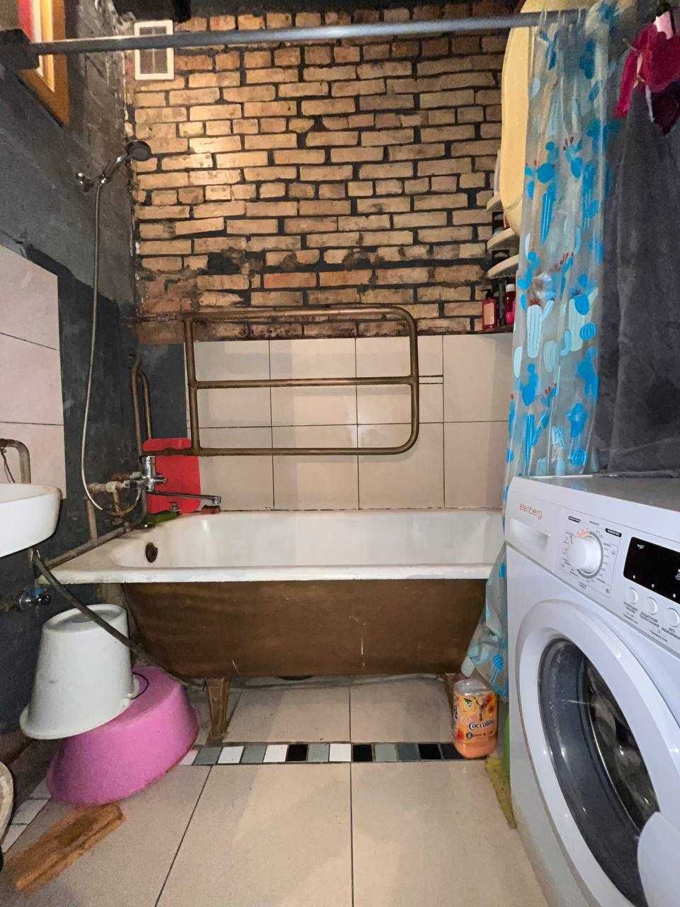 Продається КІМНАТА сталінка 1 поверх
