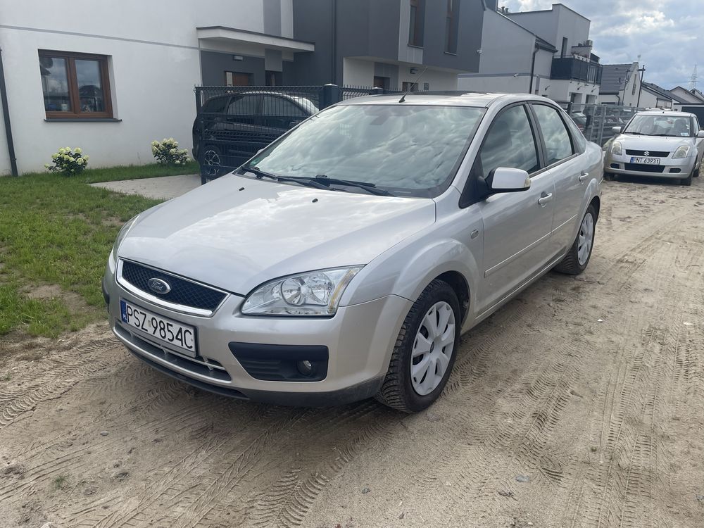 Ford Focus MK2 1.6 benzyna 100KM sedan GHIA