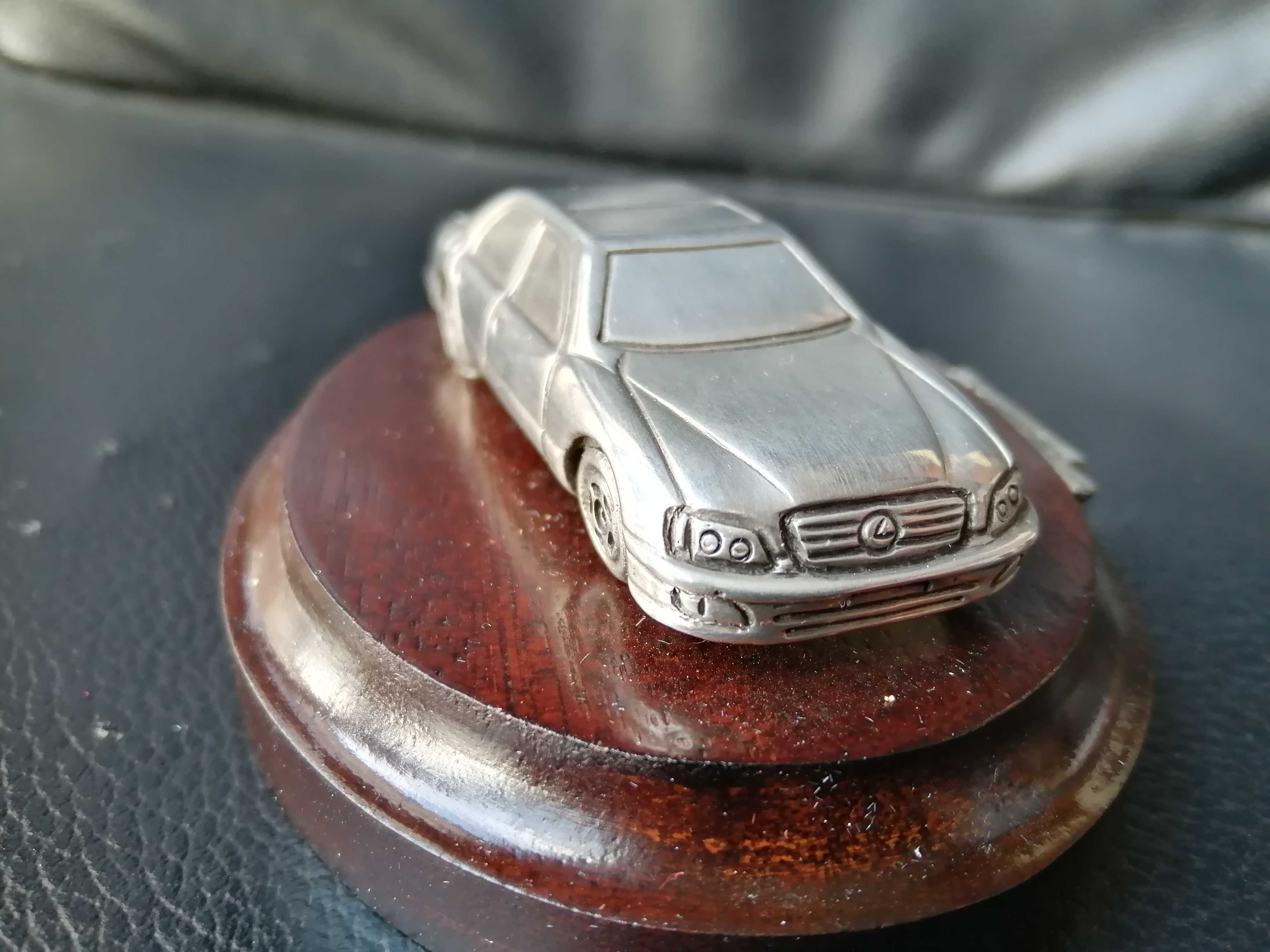 Miniatura Lexus em estanho