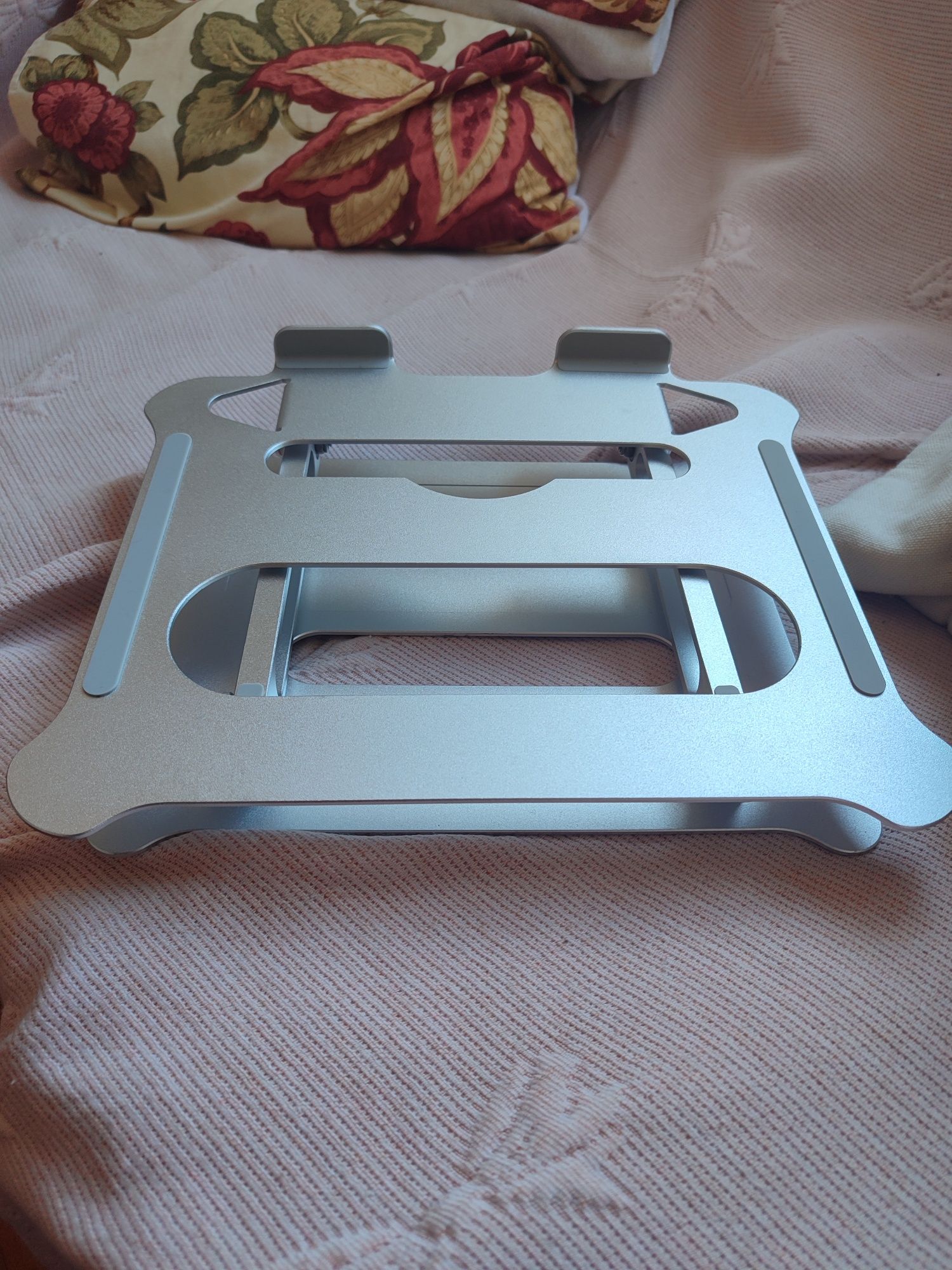 Suporte para computador prateado