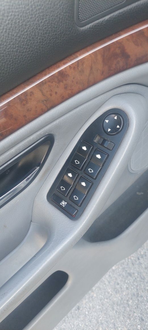 Vendo bmw 530d caixa manual. 
375565 km .
Revisões todas em dia turbo