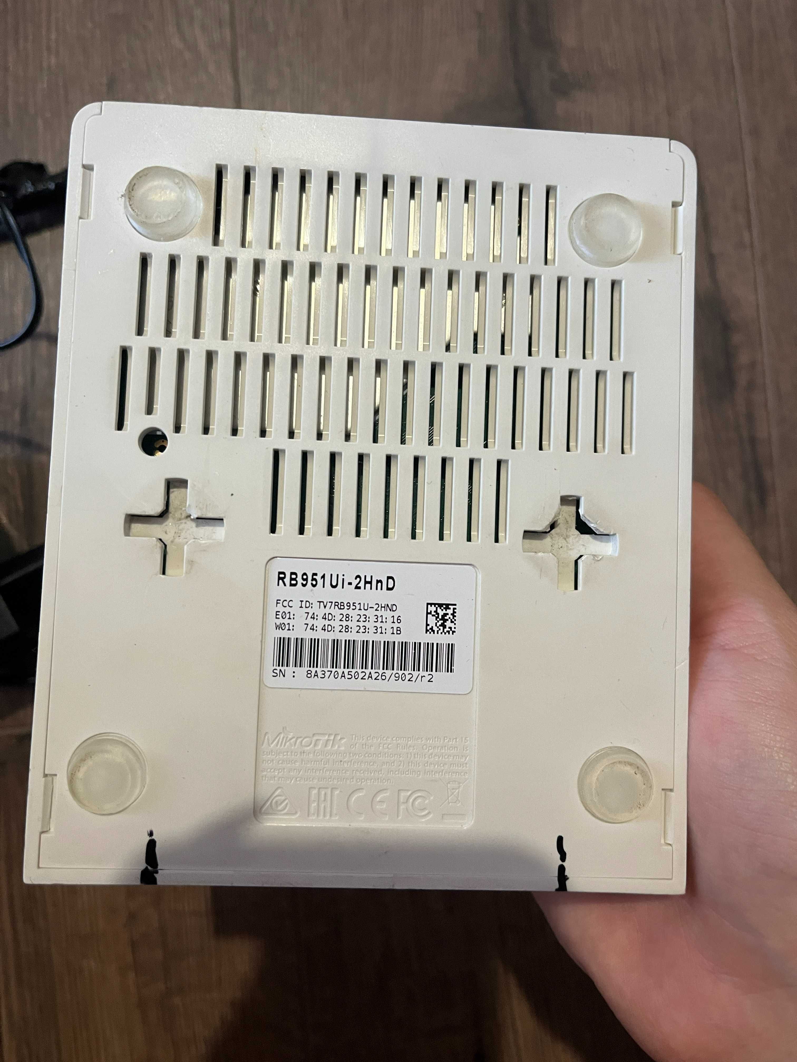 Mikro TIK  Маршрутизатор для офісу RouterBOARD RB951Ui-2HnD