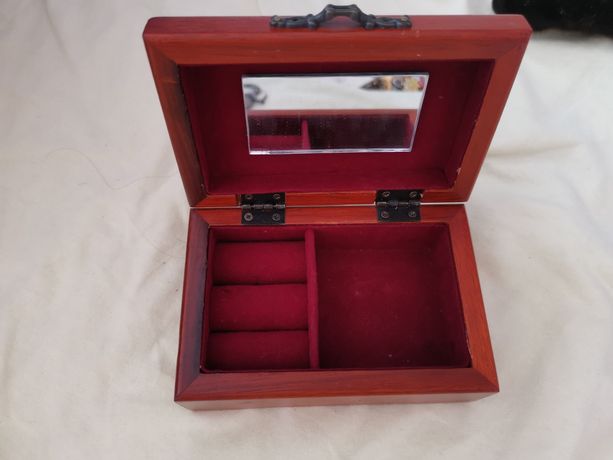 Kuferek szkatułka na biżuterię z lusterkiem
