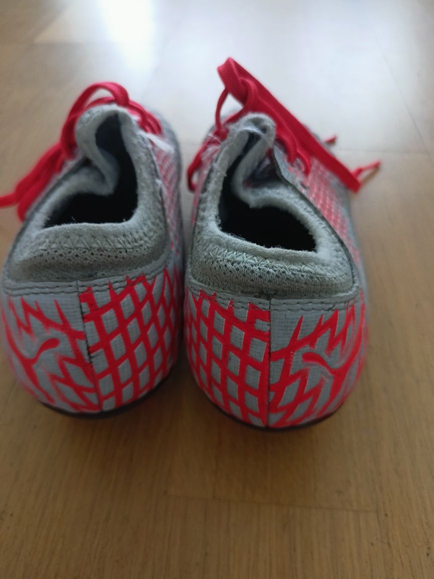 Buty piłkarskie Puma Future 4.4 FG AG JR srebrno-czerwone   r.30