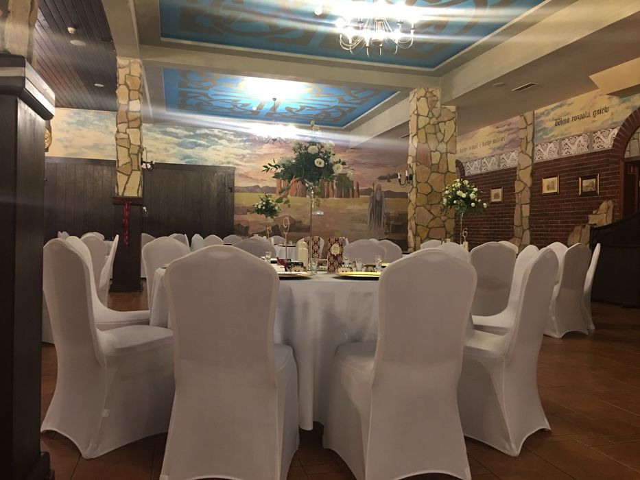 Uniwersalne, rozciagliwe pokrowce na krzesła biale na komunie wesele