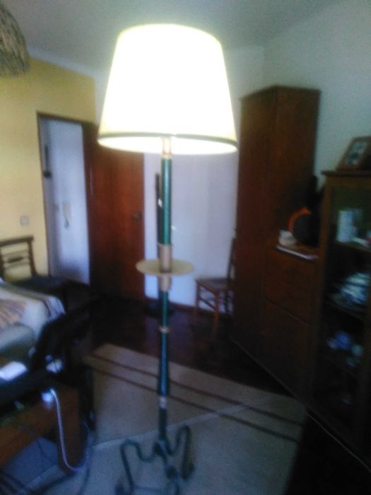 Candeeiro de pé alto