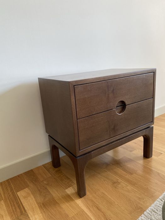 Mesa cabeceira em castanho