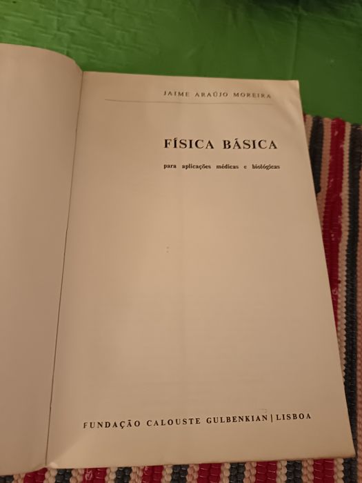 Livro "Física Básica" de Araújo Moreira