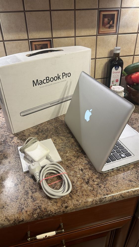 Laptop MacBook APPLE i5 + ładowarka - super stan!