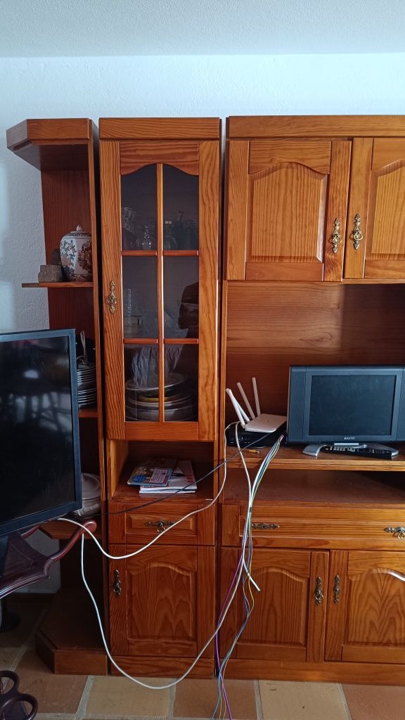 Móvel em madeiro com arrumação