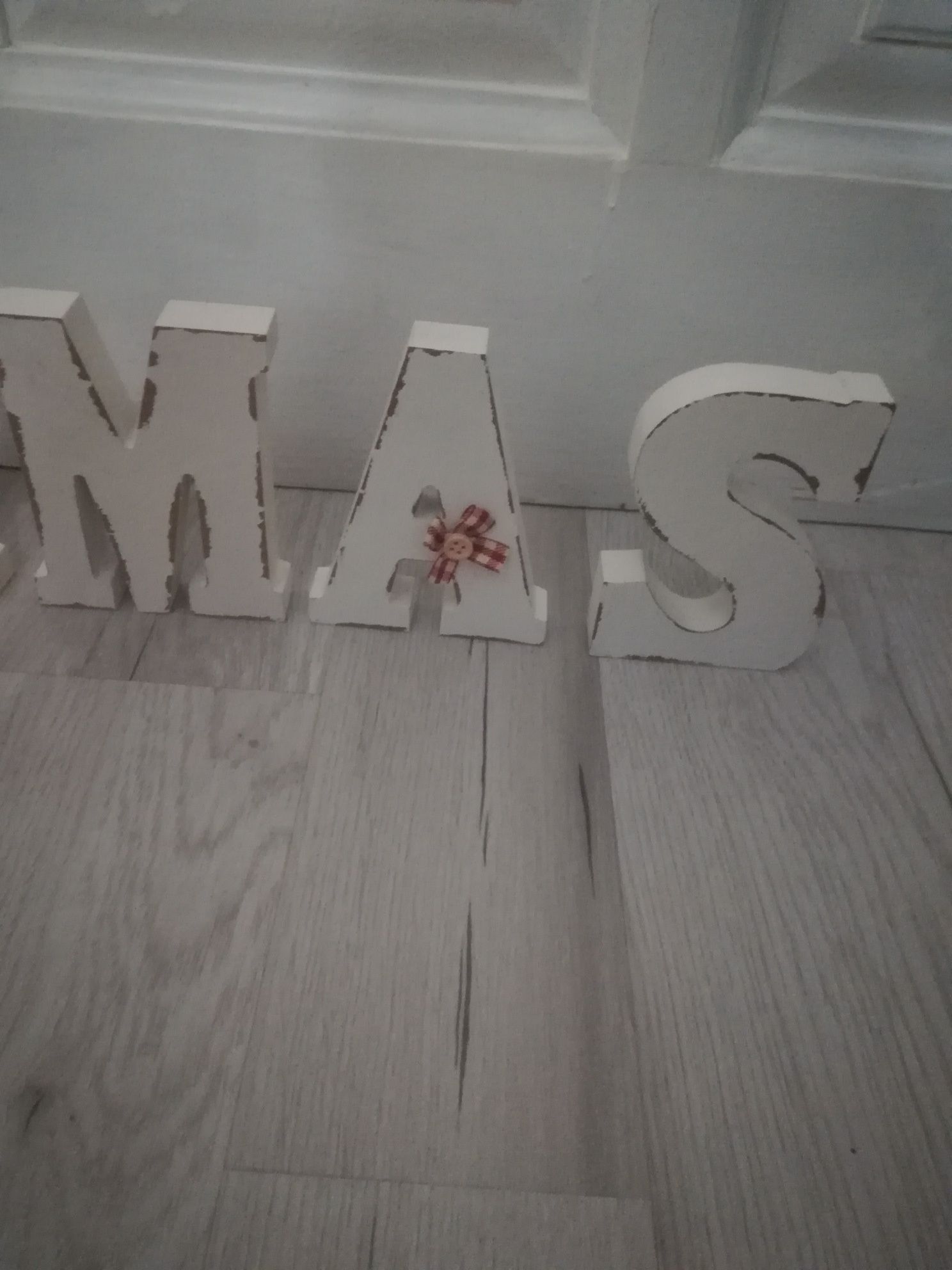 Drewniany napis świąteczny. Nowy.