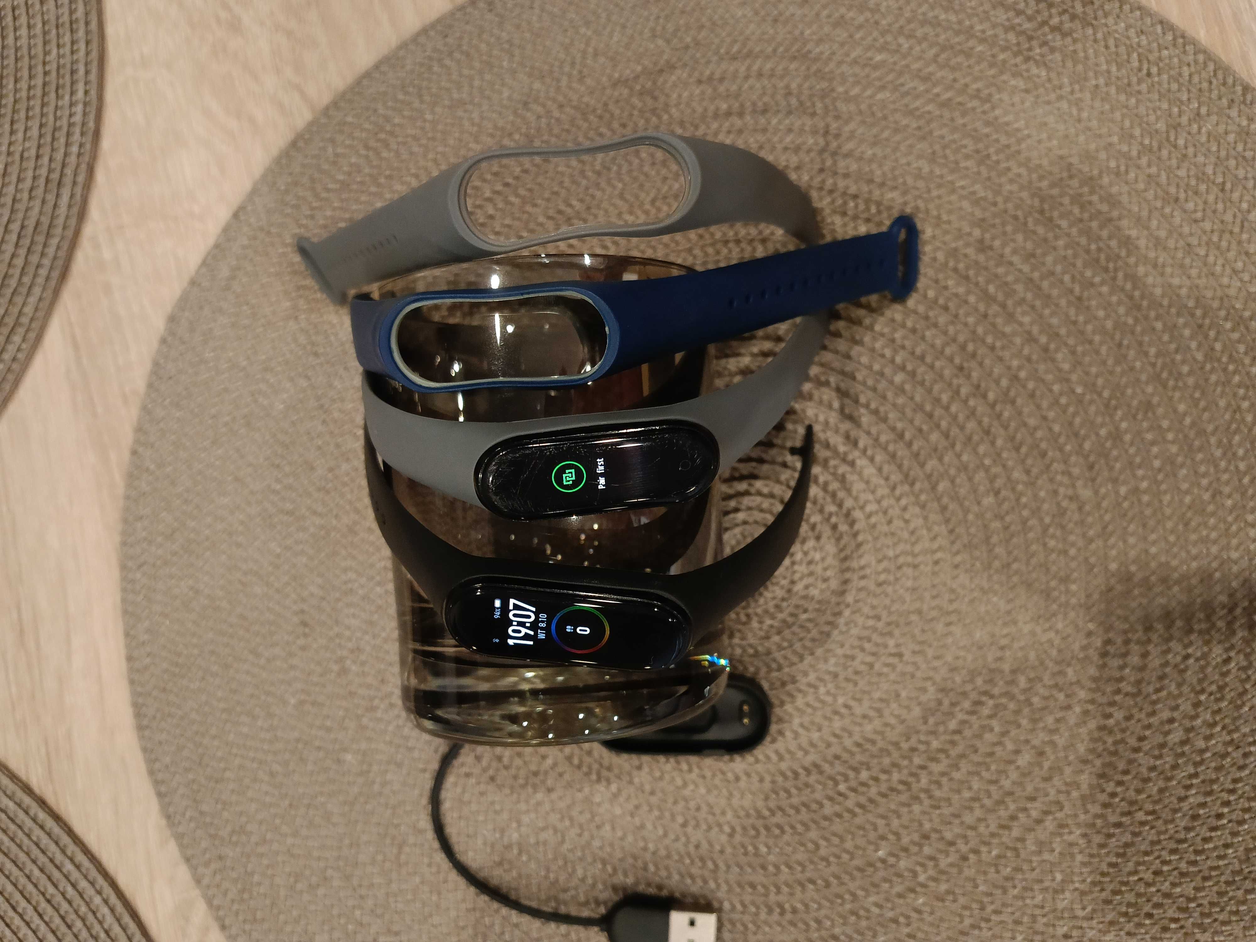 Dwa smartbandy Xiaomi Mi Band 4