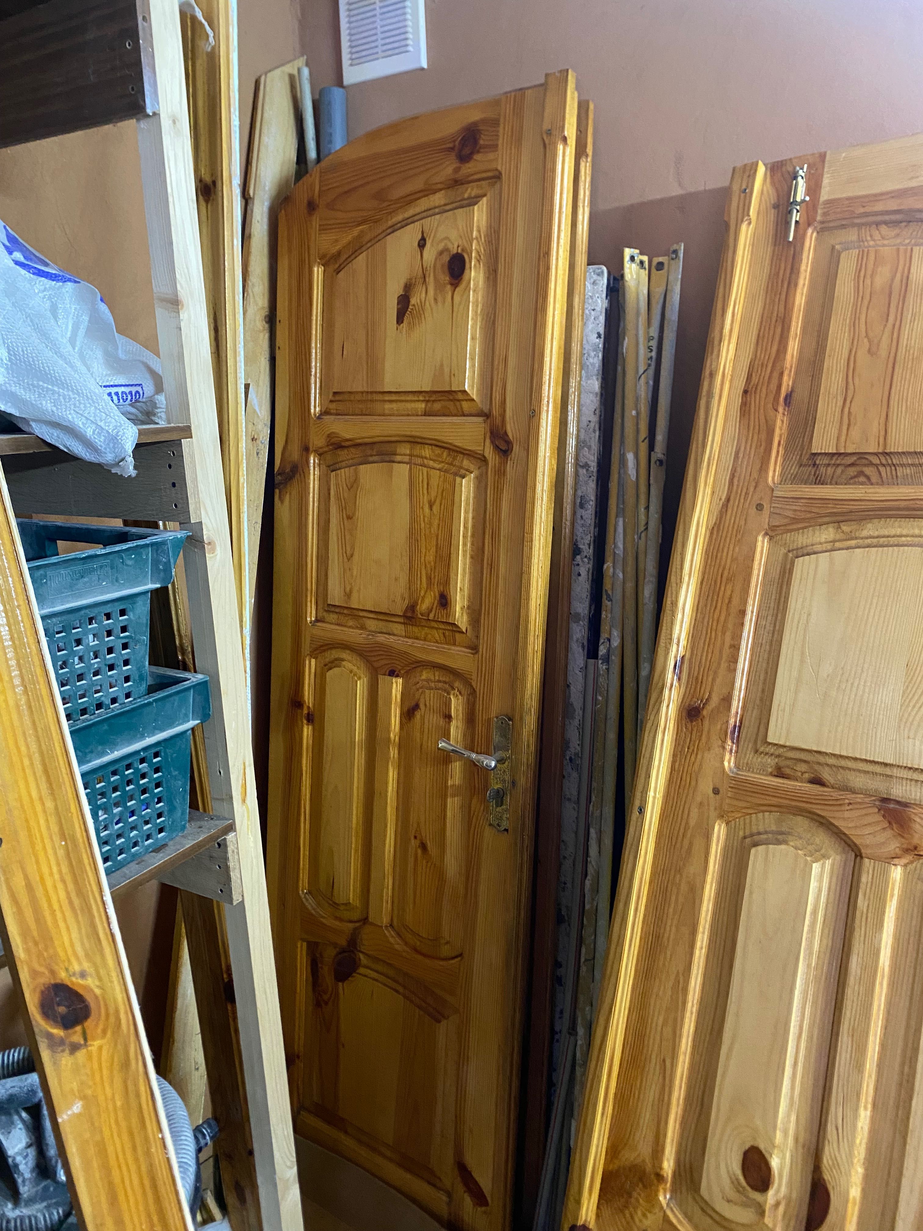 Продам вхідні соснові двері