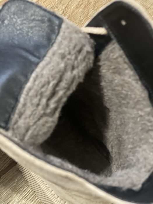 Продам замшеві зимові ботинки