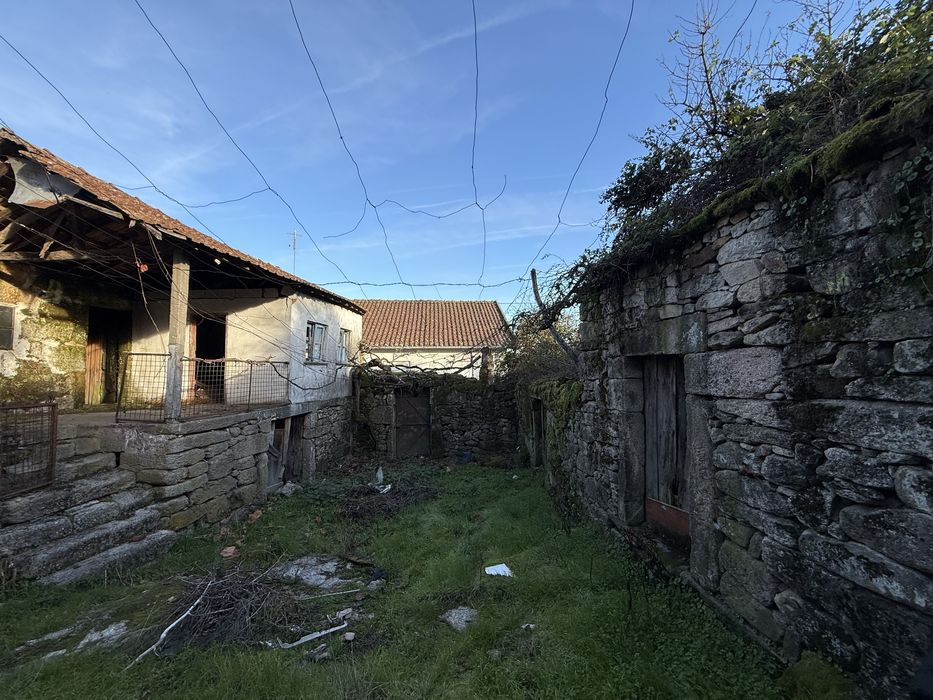 Casa em ruínas para reconstruir