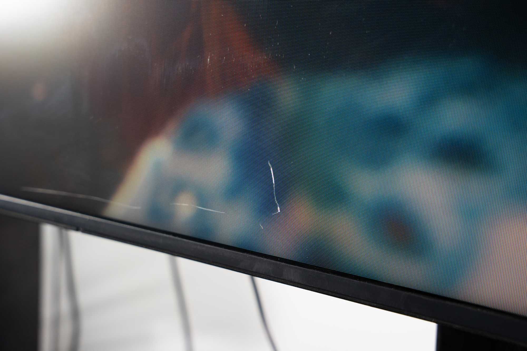 NEC C551 55” – sprawny, 4K, grube rysy na środku ekranu