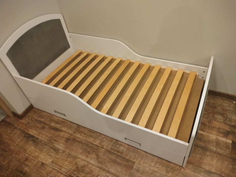 Łóżko dziecięce 160 na 80 materacami w pokrowcach i szufladą.