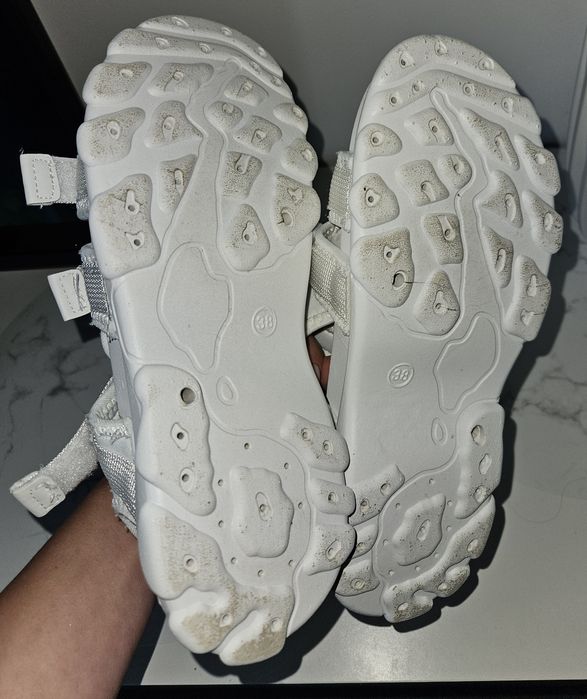 Białe sandały sportowe na rzepy Sinsay 38