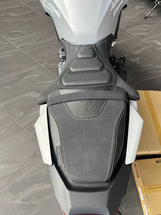 Komfortowe siedzenie kierowcy i pasażera Yamaha MT09 2024