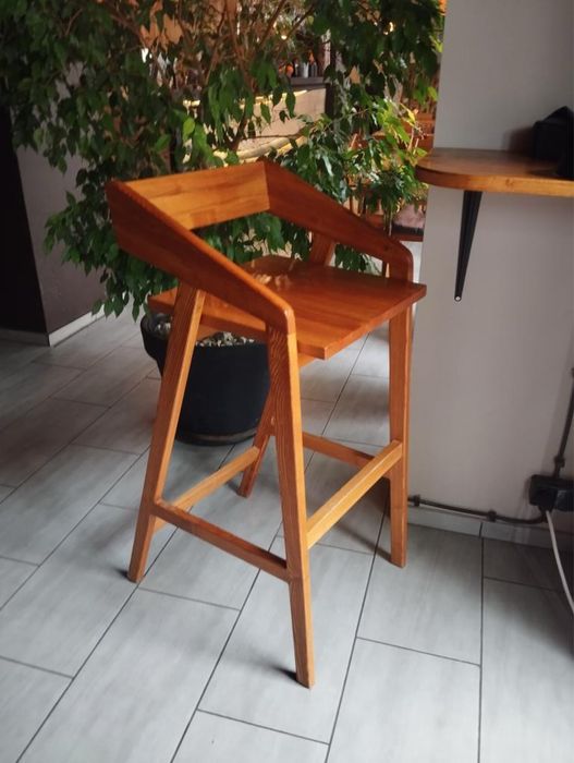 Drewniany hoker barowy – solidny i wygodny