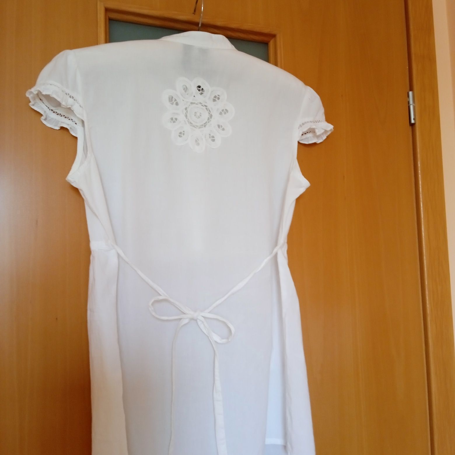 Biała bluzka z motylkowym rękawem i wiązaniem z tyłu, rozmiar S