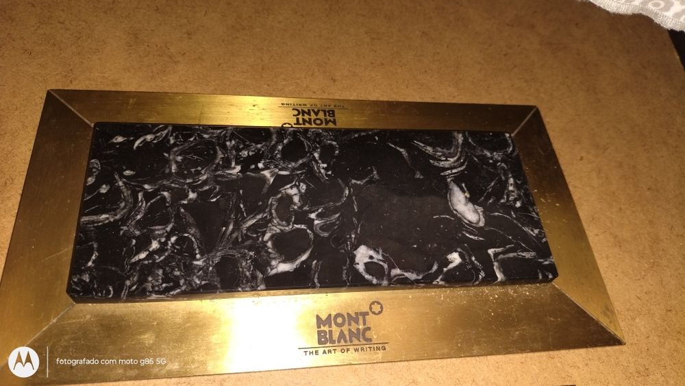 mont black expositor em pedra e metal