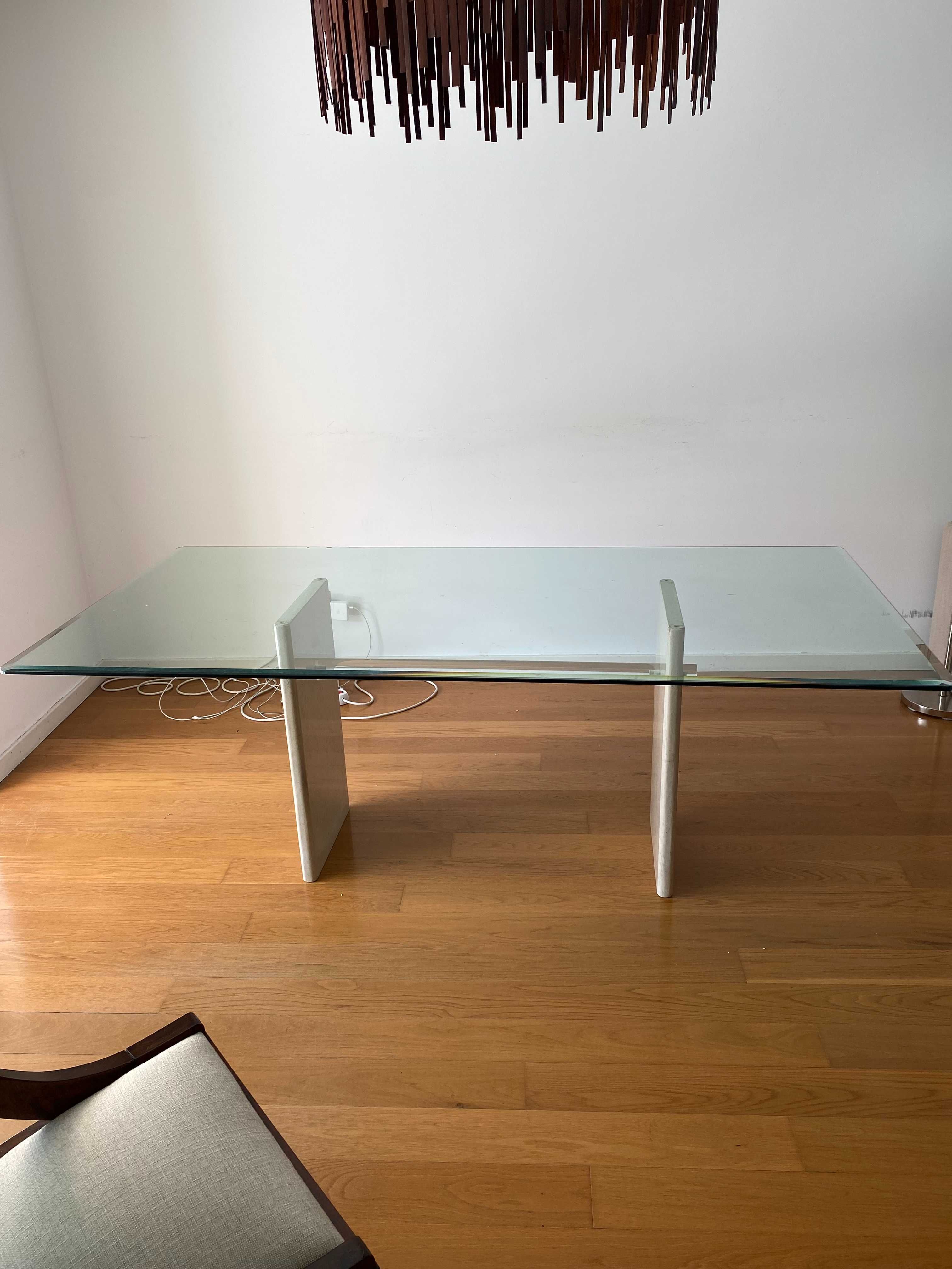 Conjunto de mesa com tampo de vidro e 8 cadeiras