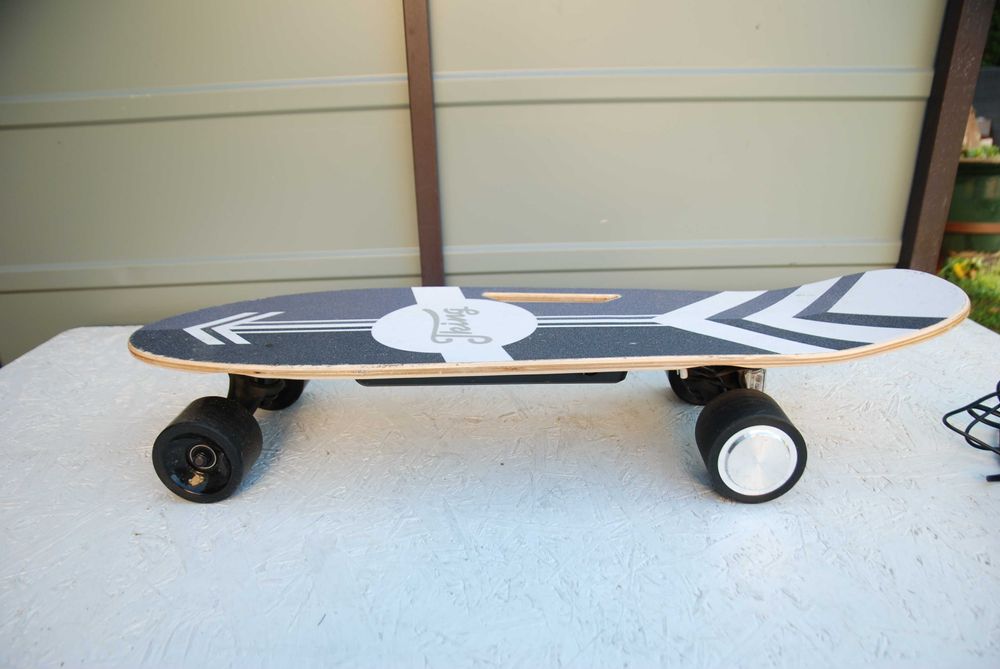 Deskorolka elektryczna sterowana za pomocą pilota