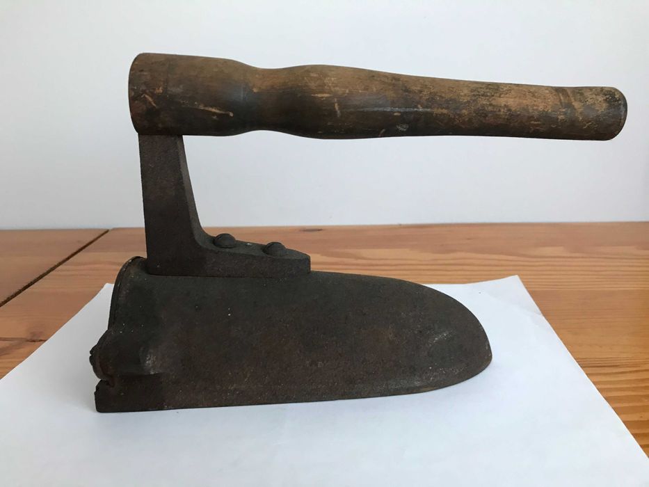 Żelazko z duszą i drewnianą rączką