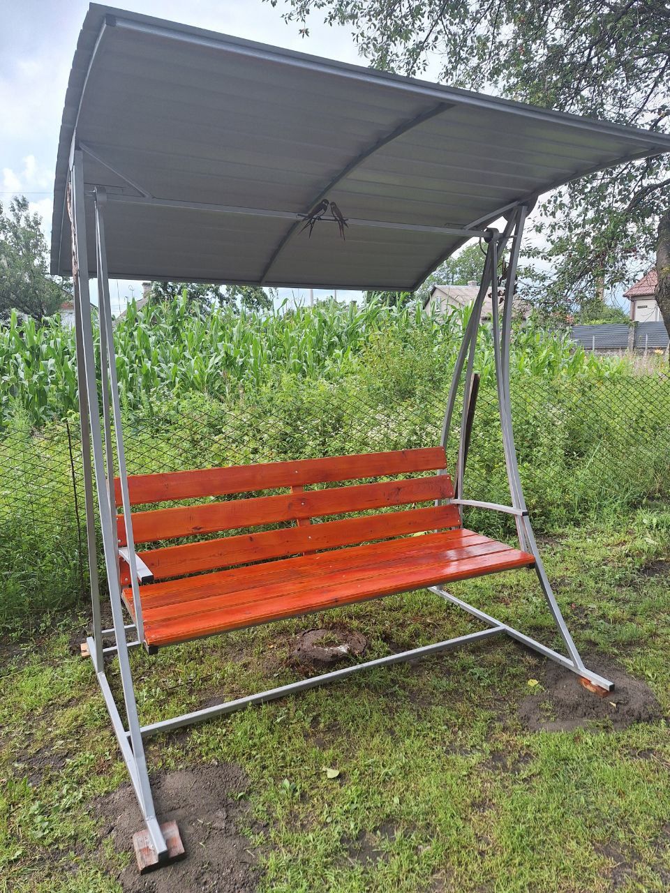 Гойдалкі, лавочкі, столи
