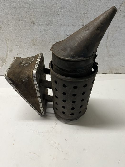 Stary podkurzacz zadymiarka dymaka do pszczół