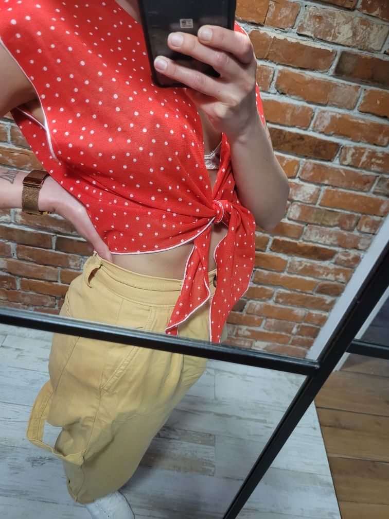 Czerwony wiązany crop top w groszki retro vintage