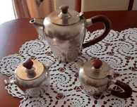 Conjunto de chá ou café (bule, açucareiro e leiteira) em casquinha