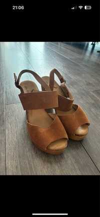 Brązowe drewniane buty sandały na słupku obcasie Lille Vinkel Sko 37