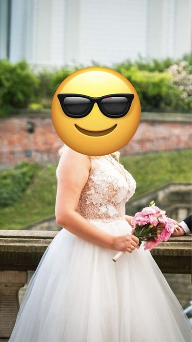 Piekna bogato zdobiona suknia ślubna