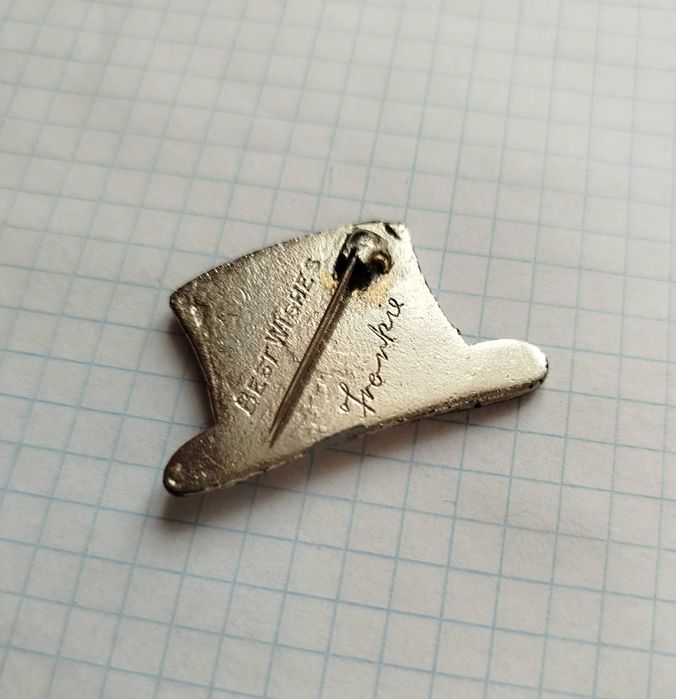 Вінтажна брошка циліндр Френкі Воуна Frankie Vaughan bowler hat brooch