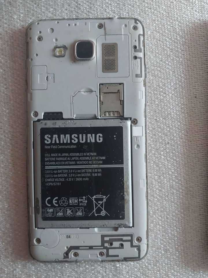 Zestaw telefonów Samsung Galaxy A40 , J7 chyba J5 i Huawei