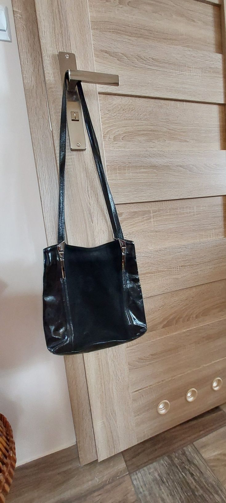 Torba torebka na ramię czarna listonoszka lakierowana new style bags