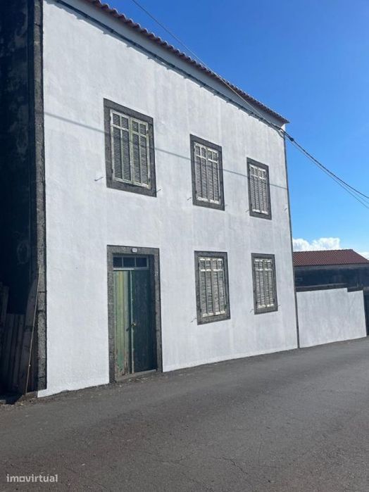 Oportunidade única: Edifício histórico em São Roque do Pico...