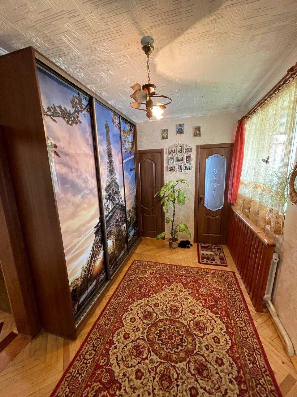 Продається двоповерховий будинок у Мостиськах