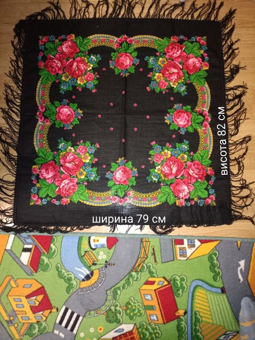 Хустки різних розмірів ціною від 70 грн до 300 грн.